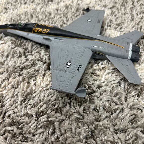 READ Diecast F/A-18E Super Hornet VFA-27 "Royal Maces" jet fighter model - Picture 7 of 10